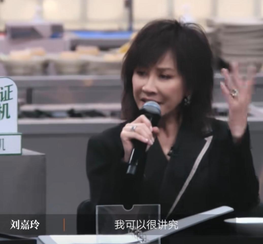 刘嘉玲被问平时的饮食习惯是什么样的，她直言：“我可以很讲究，但是我也可以在大排档