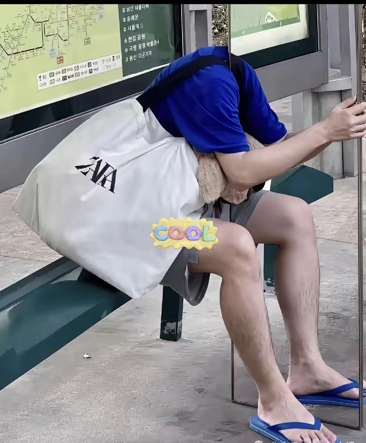 吓我一跳！我还以为坐着的人没有头……你们第一眼看到的是啥