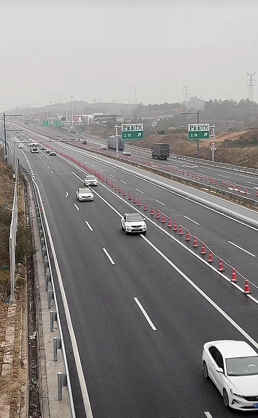 老乡们过年回家不会堵了！沪昆高速江西段年底具备双向八车道通行能力！作为一条非