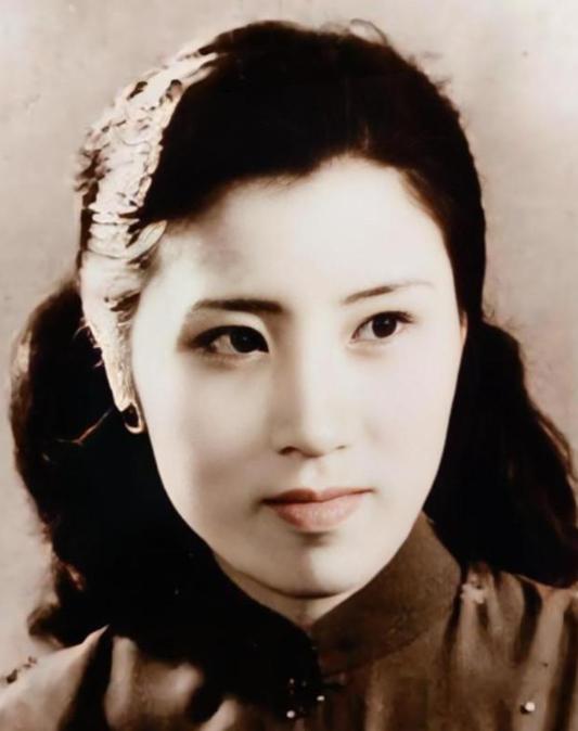 她19岁为张灵甫守寡，张灵甫死后蒋经国想趁虚而入，屡次三番骚扰，王玉龄无奈之下只