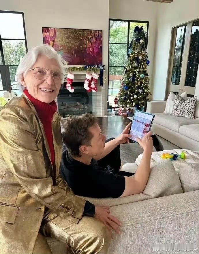 儿子与母亲——这个画面充满了温度，世界首富马斯克在沙发上暂时卸下了“钢铁侠”的盔