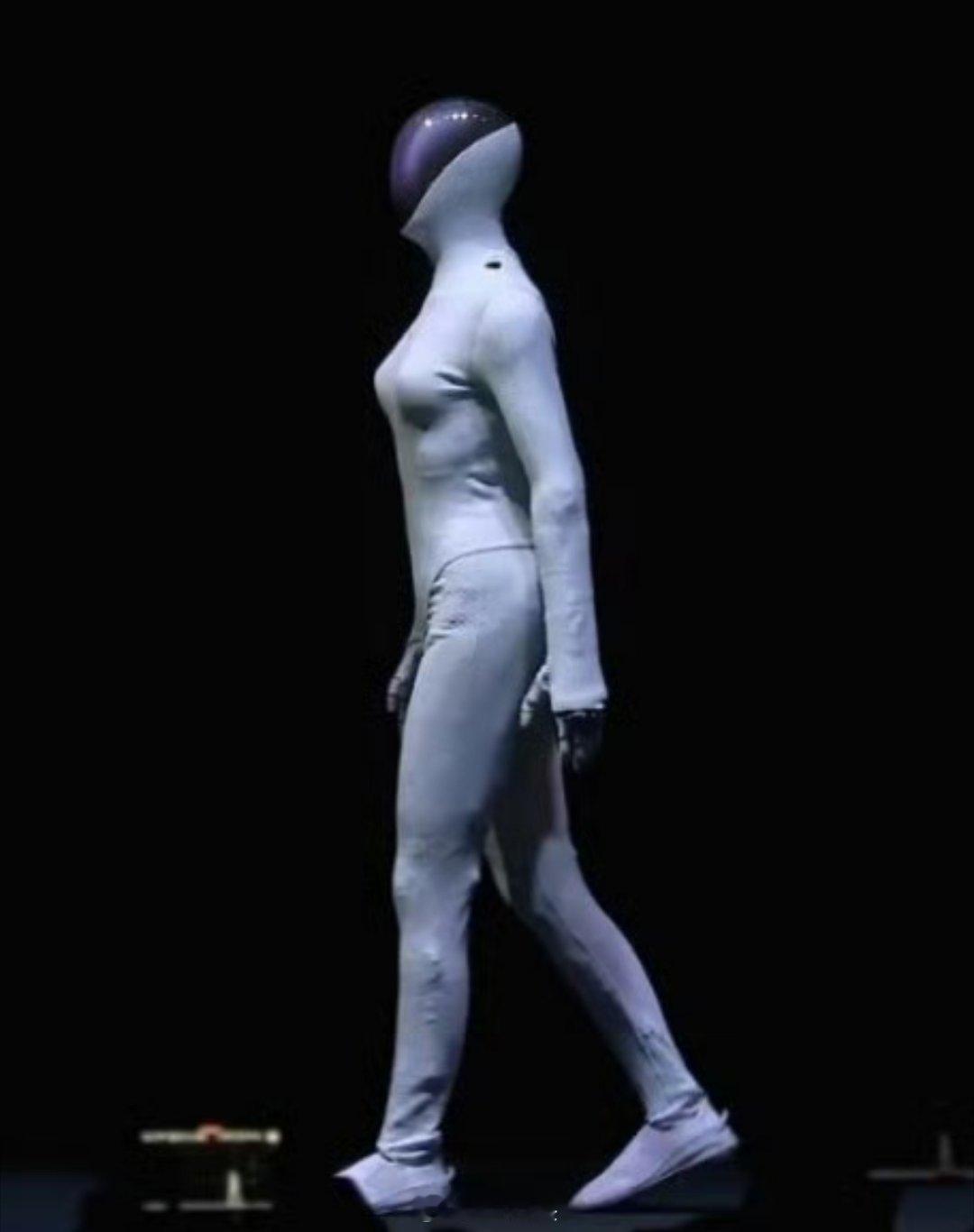 小鹏机器人哈哈哈，以后机器人主打一个情感陪伴，还能根据标准版、Pro版、Pro