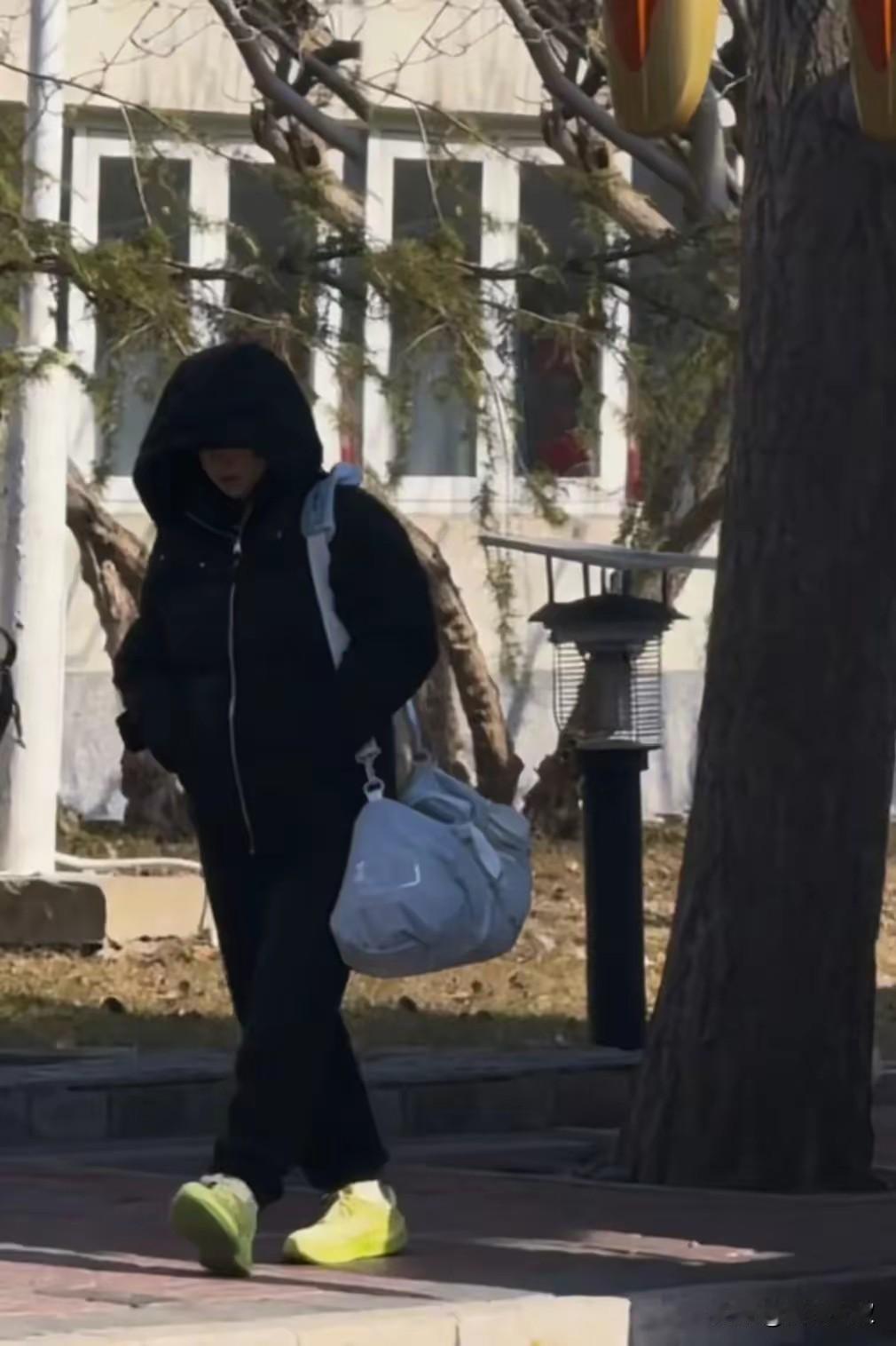 1月26日最新孙颖莎，还是一如既往的打扮，一身黑色衣服，但是非要穿一双小黄