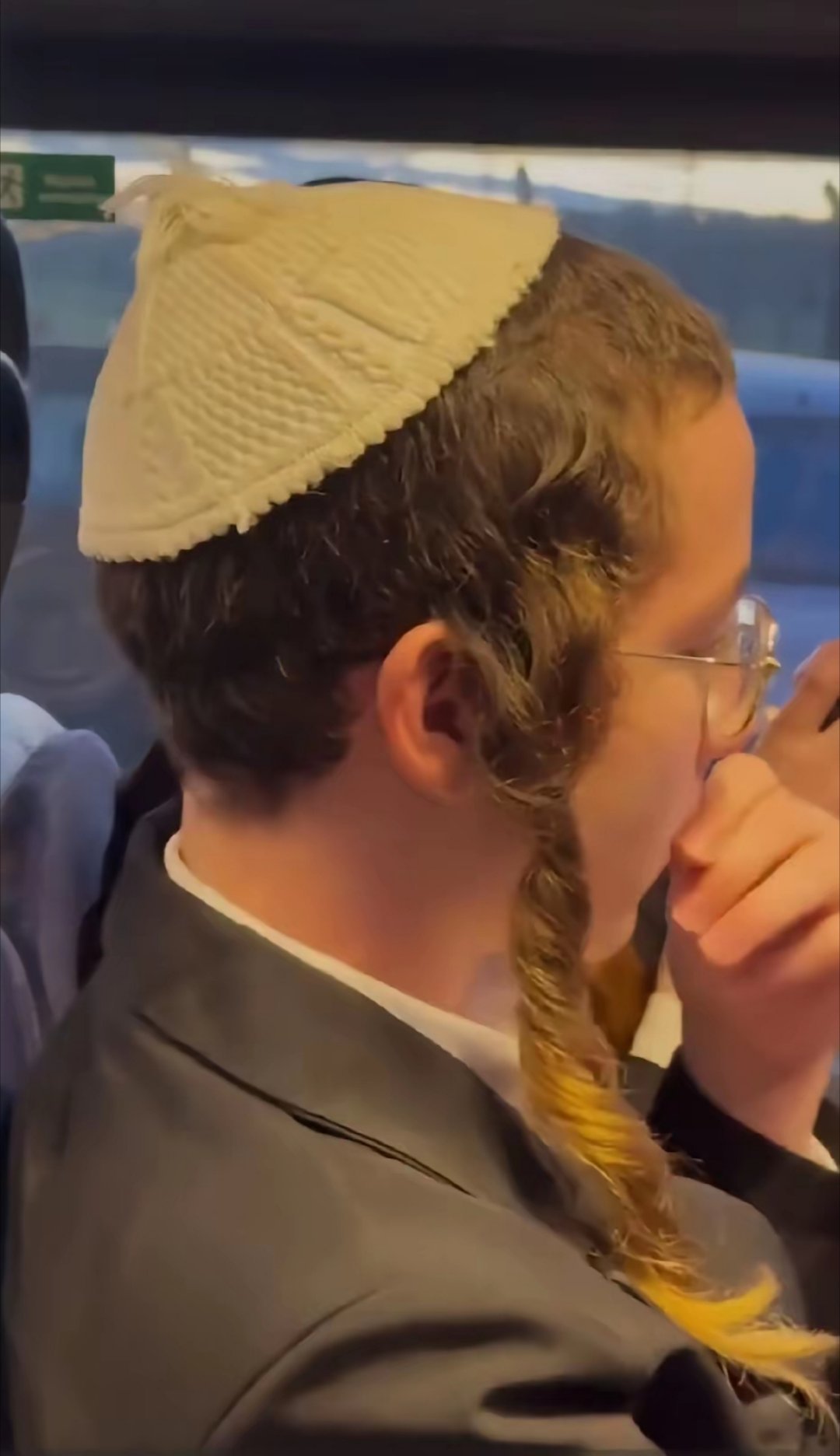 正统的犹太人，他这个发型到底是叫什么名字？又是怎么由来的呢？感觉非常的奇怪