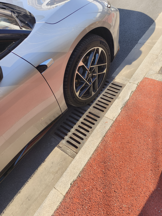 小鹏p7+提车一周拿下一血提车刚一周，周末出去玩，侧方位停车时蹭到马路牙子了，