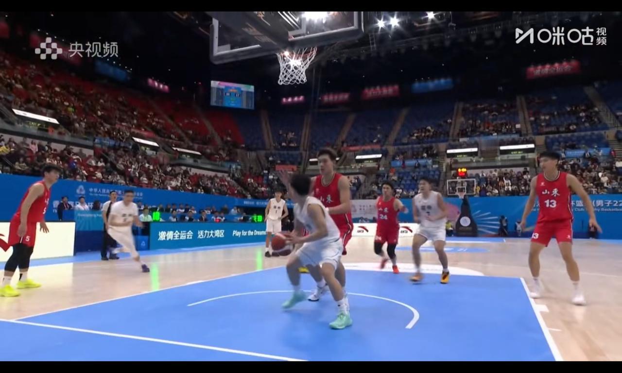 杨溢篮下跟传球给玉米提，这就比徐杰都细腻，山东队整体性差怪自己今天要找到准确