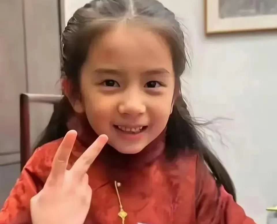 郭富城和方媛的女儿。小姑娘很漂亮很可爱，脸上既有爸爸的影子又有妈妈的痕迹