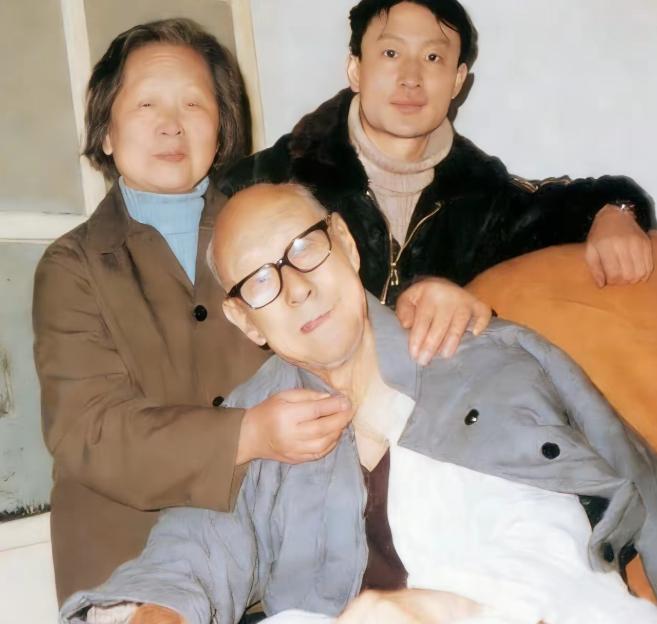 1982年，张伯驹最后一次留影，他一辈子向故宫捐献了三万余件文物，值得一提的是，