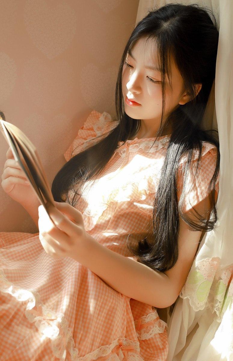 阳光洒进来的午后少女沉浸在书海中少女高清美女书香少女照
