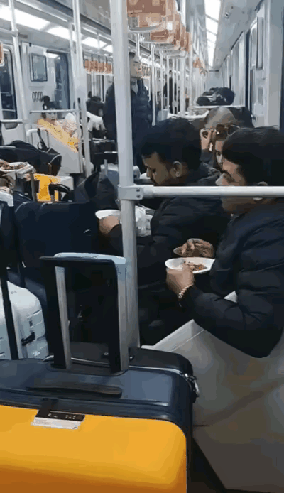 上海地铁于26日分多轮作出明确回应：“经初步核查确认事发在地铁2号线，车厢内一律