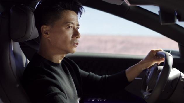 聊点实在的，新阿维塔12确实有自己的特点。外观原创度高，不随大流，一体化车身和F