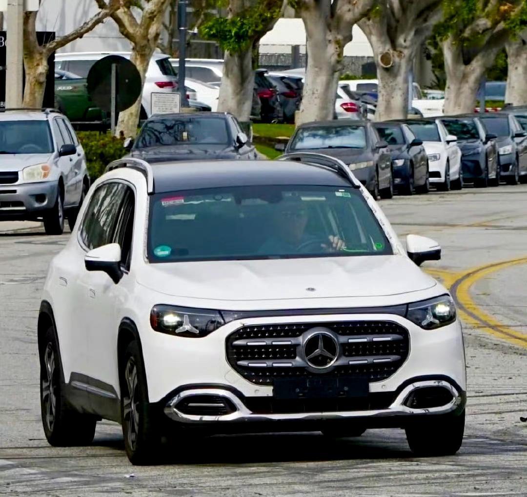 全新奔驰GLB实拍！全新版本的车型已经亮相了，确实相比较现款车型看起来要更加