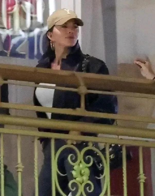 近日，劳伦·桑切斯现身公共场合，一副春风得意的样子。贝索斯没在，彪悍保镖相随。