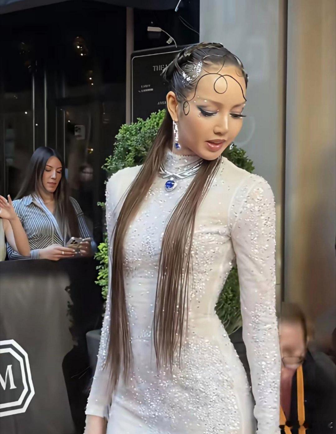 Lisa这头发掉光了，看来富豪的圈子也不好混，Lisa自从和LV公子攀上关系，真