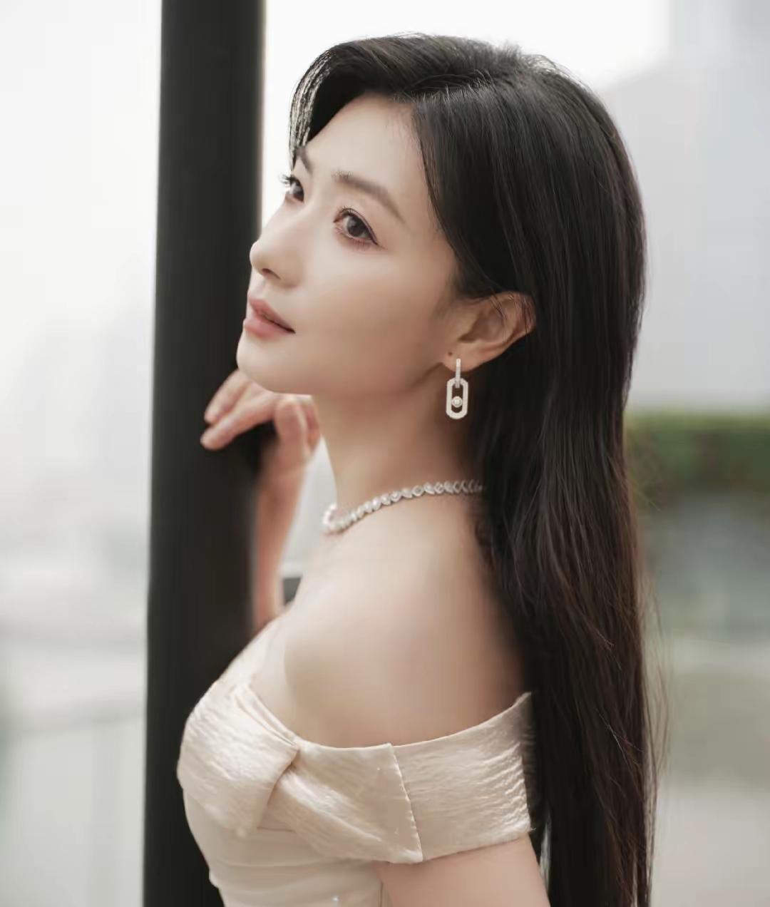 万茜说，曾有位导演把她叫住，说剧本有几处细节还得再磨磨，晚上来房间单独聊聊。她抬