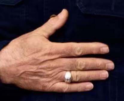 以色列摩萨德确实厉害，拉里贾尼的遗体还在废墟里，就通过手上的戒指进行了初步比对，