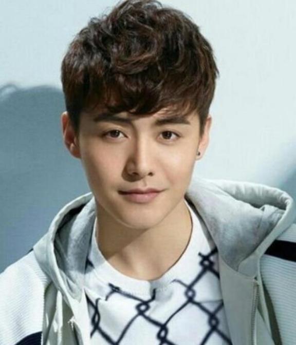 2010年，马天宇挣了700多万，他立刻给两个姐姐买房买车，可是事后却与姐姐保持