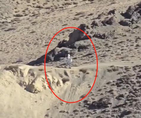 印度三哥用望远镜巡逻，发现解放军站岗岗哨竟是机器人！印军三哥巡逻队边境日常观察