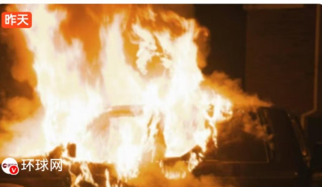 11月10号晚6点52分，新德里红堡地铁站附近，一辆白色私家车突然