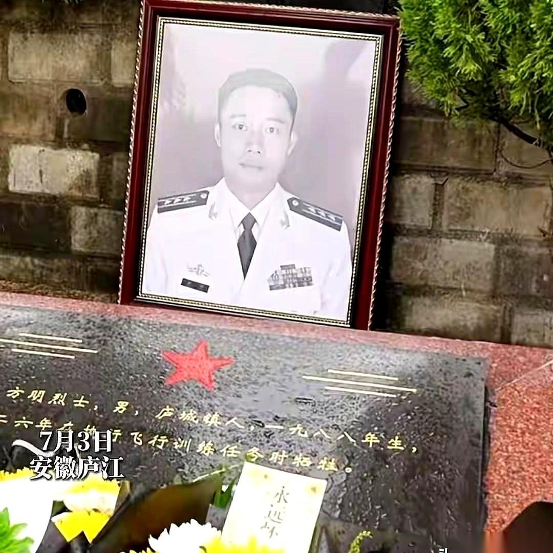 驾驶舱里，两个人。一个是38岁的海军上校，方明，安徽人。另一个，是00后的小伙