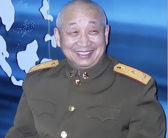 1990年，在中越战俘遣返仪式上，“叛变”军官汪斌拖着仅37公斤重的身体，颤颤巍