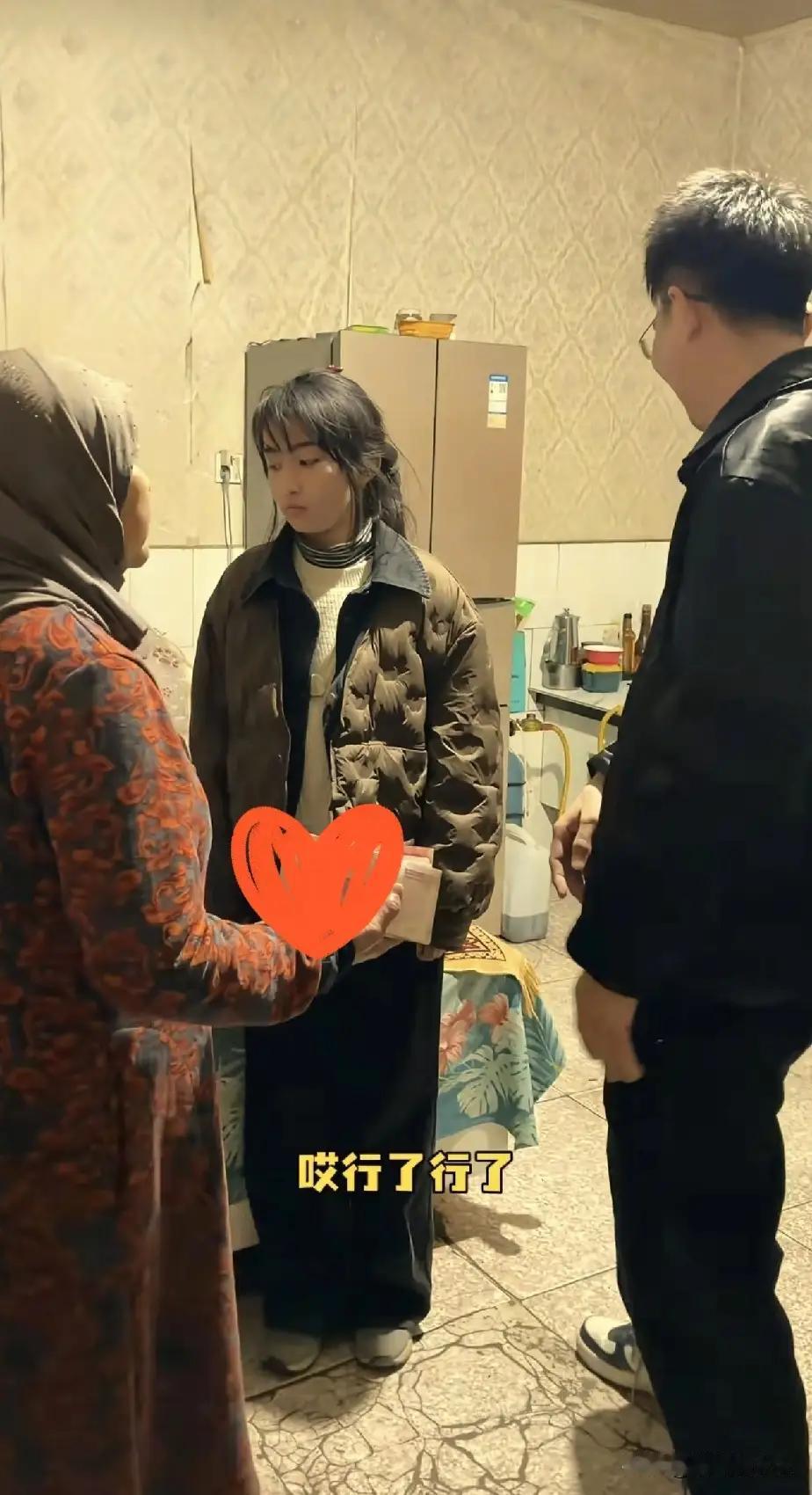 宁夏救人的李佳婷，影响还在扩大，有一位当地做餐饮的老板，拿着红色手提袋开着车深夜