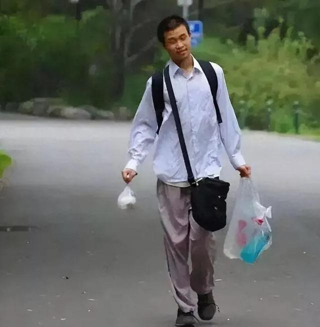 神是不可仿的，神只能自我养成，但通神之路是有迹可循的。韦东奕，韦神，一个纯粹