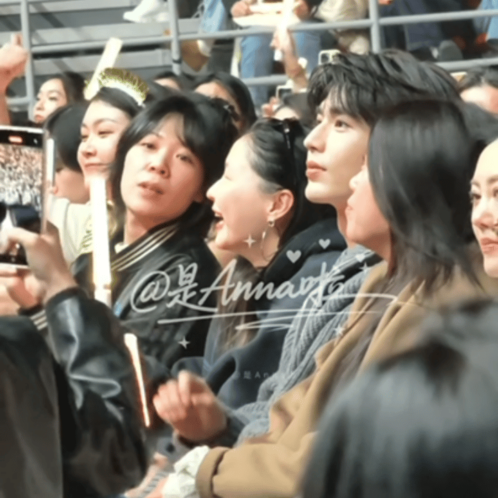 哈哈哈哈哈哈哈应援棒被张凌赫“帅”飞了