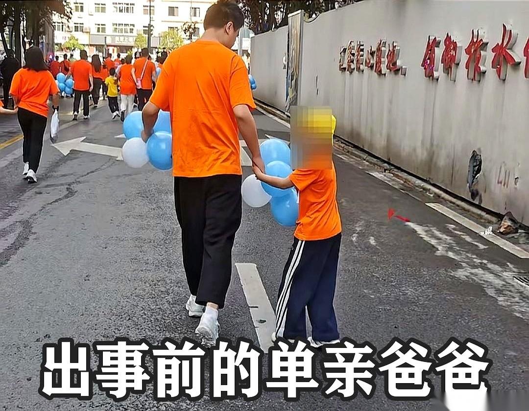 陕西一条毫无遮挡的沿河步道上，一个5岁男孩死死攥着半瓶矿泉水，一声不敢吭地僵在原