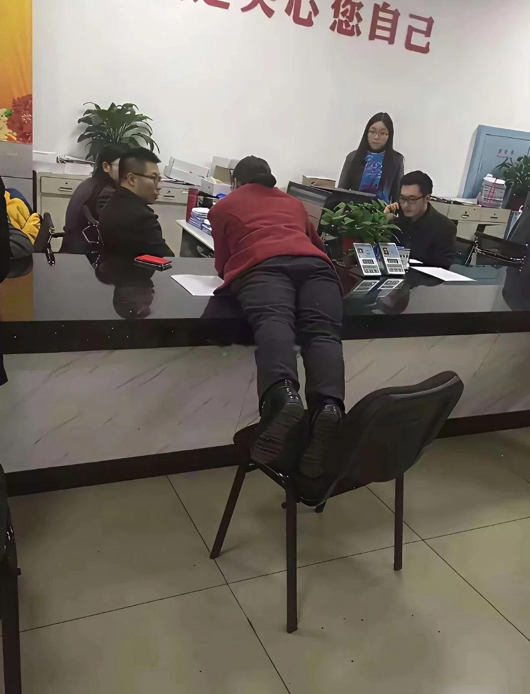 大娘你矜持点，这是公共场合啊！