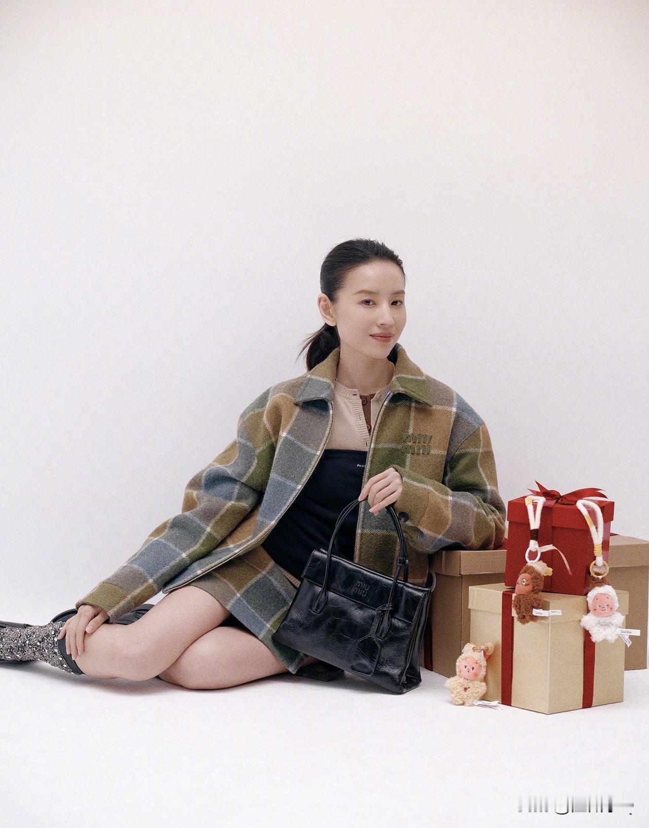 董洁冬日大片，头颅太优越了，都不需要做复杂的发型，简简单单的一个马尾就很漂亮。