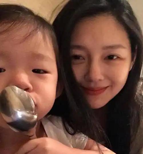 s妈有多恨汪小菲？如今连两个孩子都不待见了！口口声声说看孩子需要汪小菲的同意
