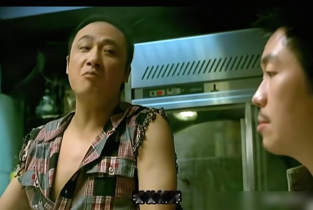 64岁吴镇宇在成都探店，吃了一口兔头直接吐了出来，表情跟吞了苍蝇一样。不是装，是真没绷住。他去的这家