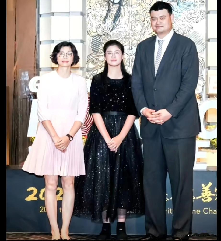 15岁就长到1米98，姚明女儿却放话要读复旦新闻？网友急了，这身高不扣篮太可惜！