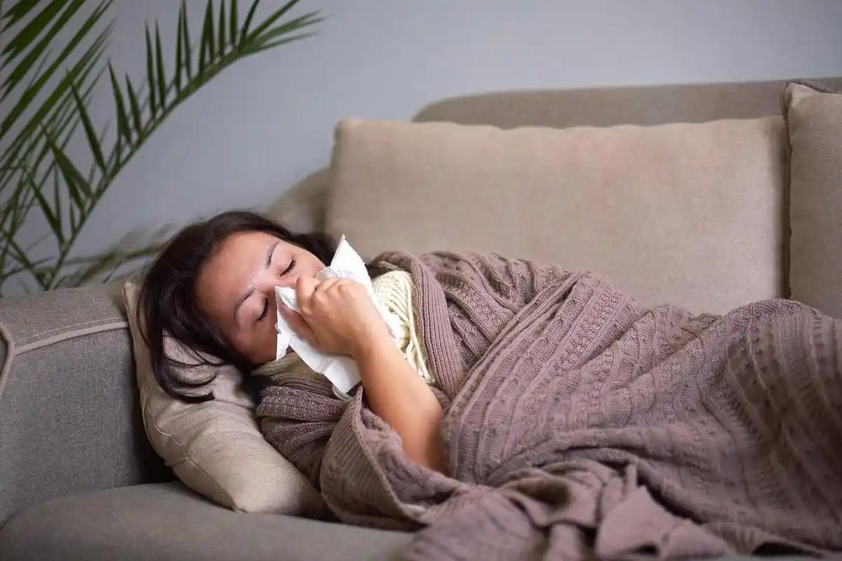 出汗能把感冒病毒排出去？医生直言：这是误解寒冬腊月里，总有人裹着厚被子闷汗治