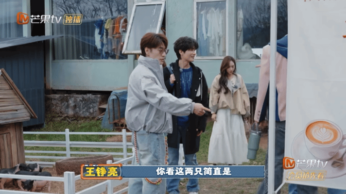 王栎鑫尝试融入小狗王栎鑫：只要我躺得够平，就能和小狗成为好朋友！融入感绝了～快乐