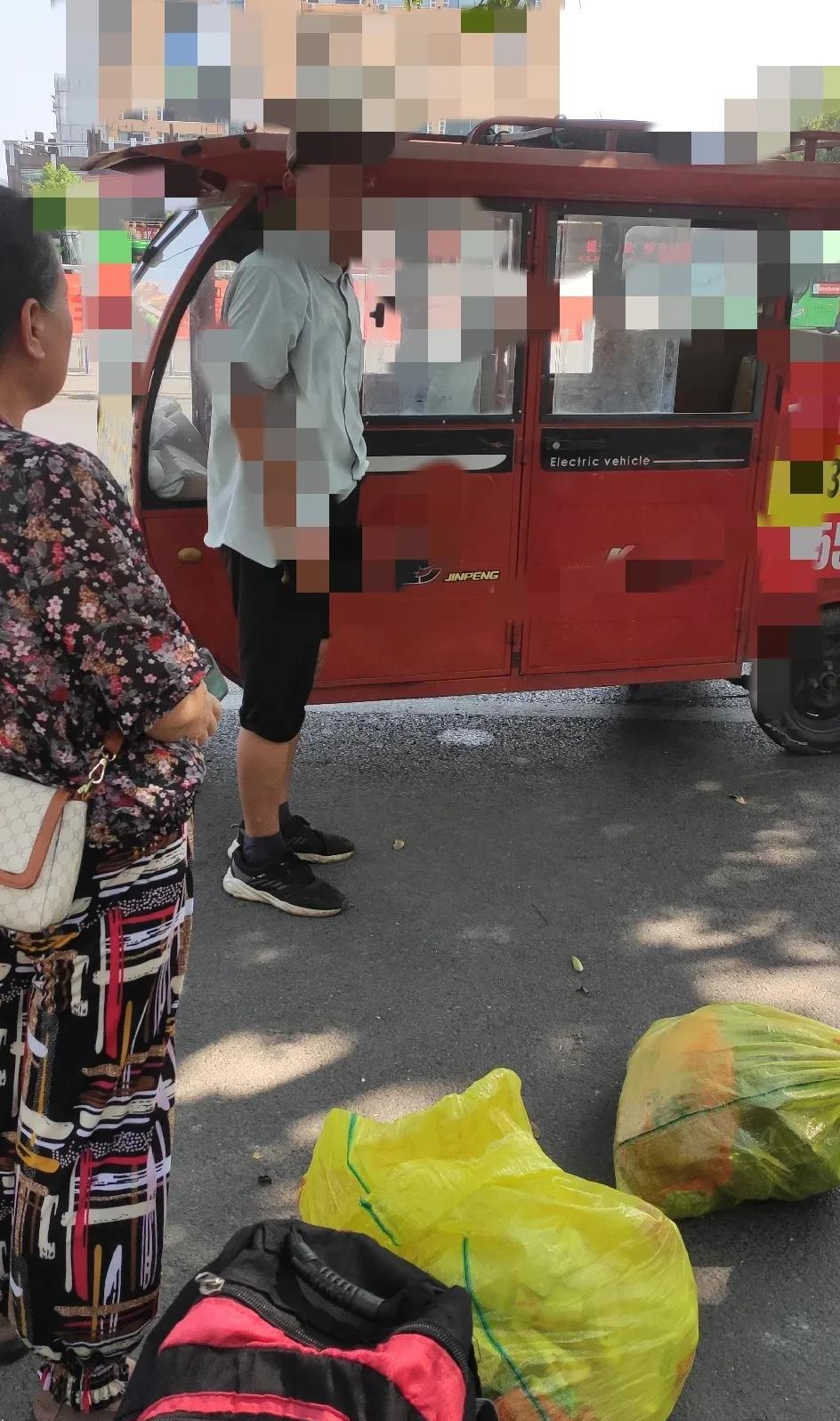 今天下午，我出去逛街，碰到一件奇葩事情！地点，火车站西北角处，一名夫妇乘车去南