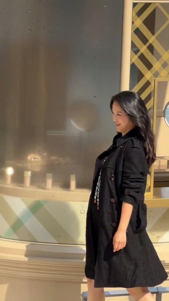 疑似汤唯怀二胎汤唯的状态好得很自然，皮肤水润有光泽，素颜也很能打，气质清冷又温