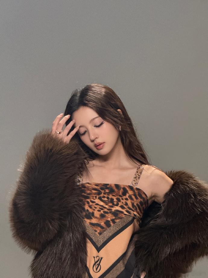 何瑞贤吊带豹纹上衣何瑞贤穿豹纹美到我了姐的时尚真的是没有瓶颈，何瑞贤吊带豹纹上