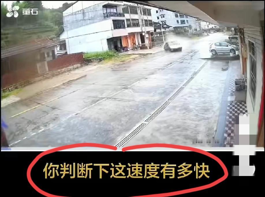 5月15日，福建泉州安溪某地，雨天路滑，一辆新能源小车由三名二十岁左右的年轻人驾