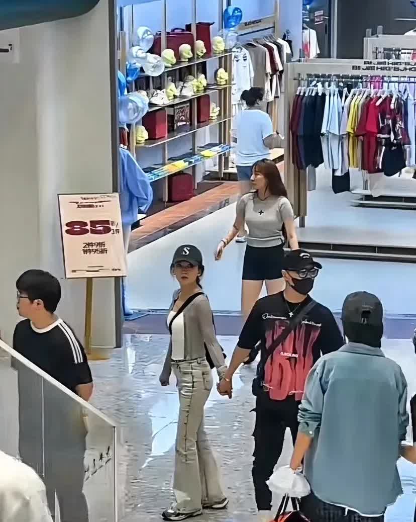 难怪汪峰对她情有独钟，确实漂亮。