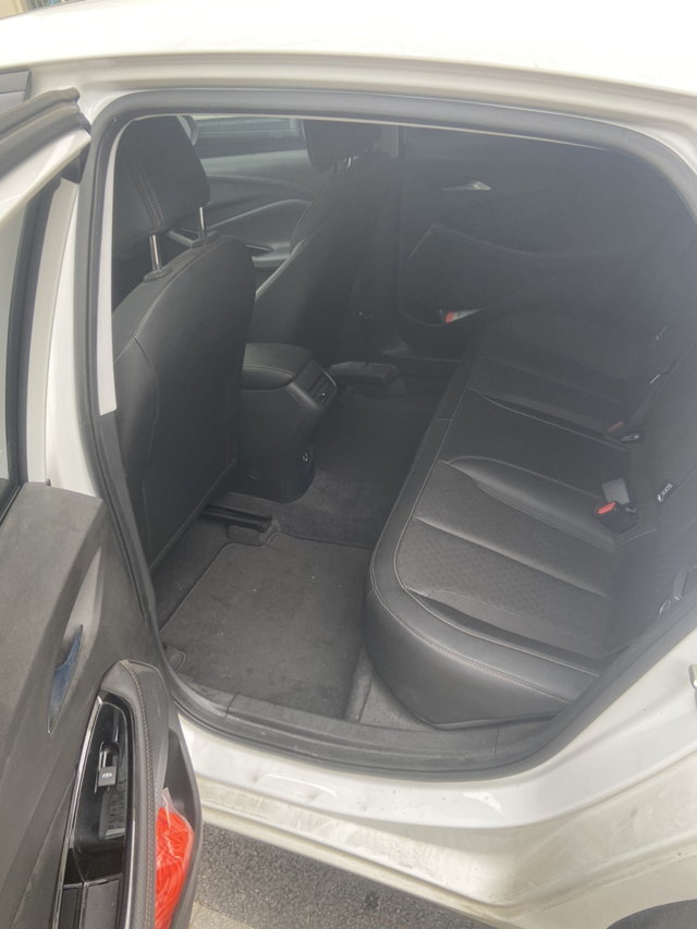 别克威朗后排空间上次有人坐了后称赞别克威朗后排空间明显比他的车宽敞，这对于一个