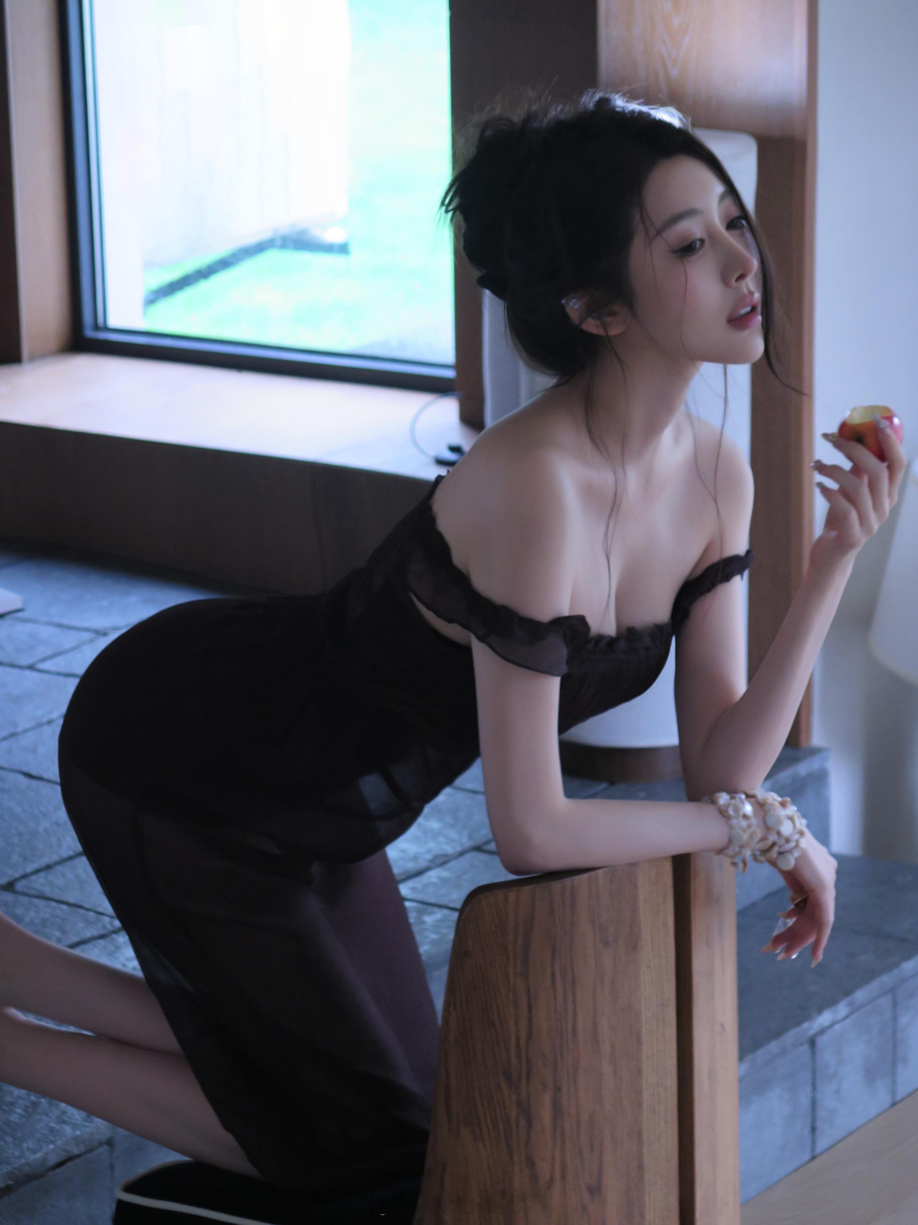 浪漫会溺毙在春天，而你救我于浅夏磅礴.​​​