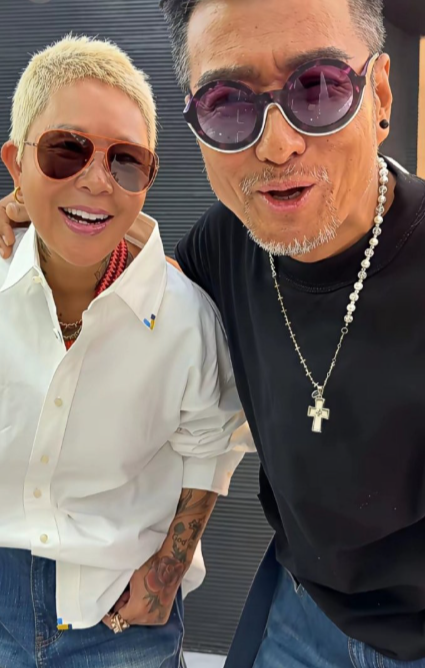 演员孙兴转型潮男大叔好成功！利落的发型搭配墨镜配饰，一身休闲装也穿出了满满的潮流