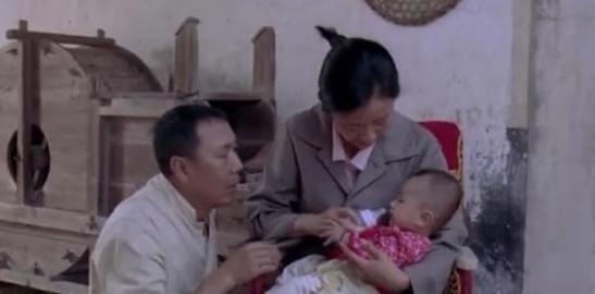1993年，新婚夜，瘫痪新娘被丈夫抱上炕，含泪道：“我这身子，也不能给你生个孩子