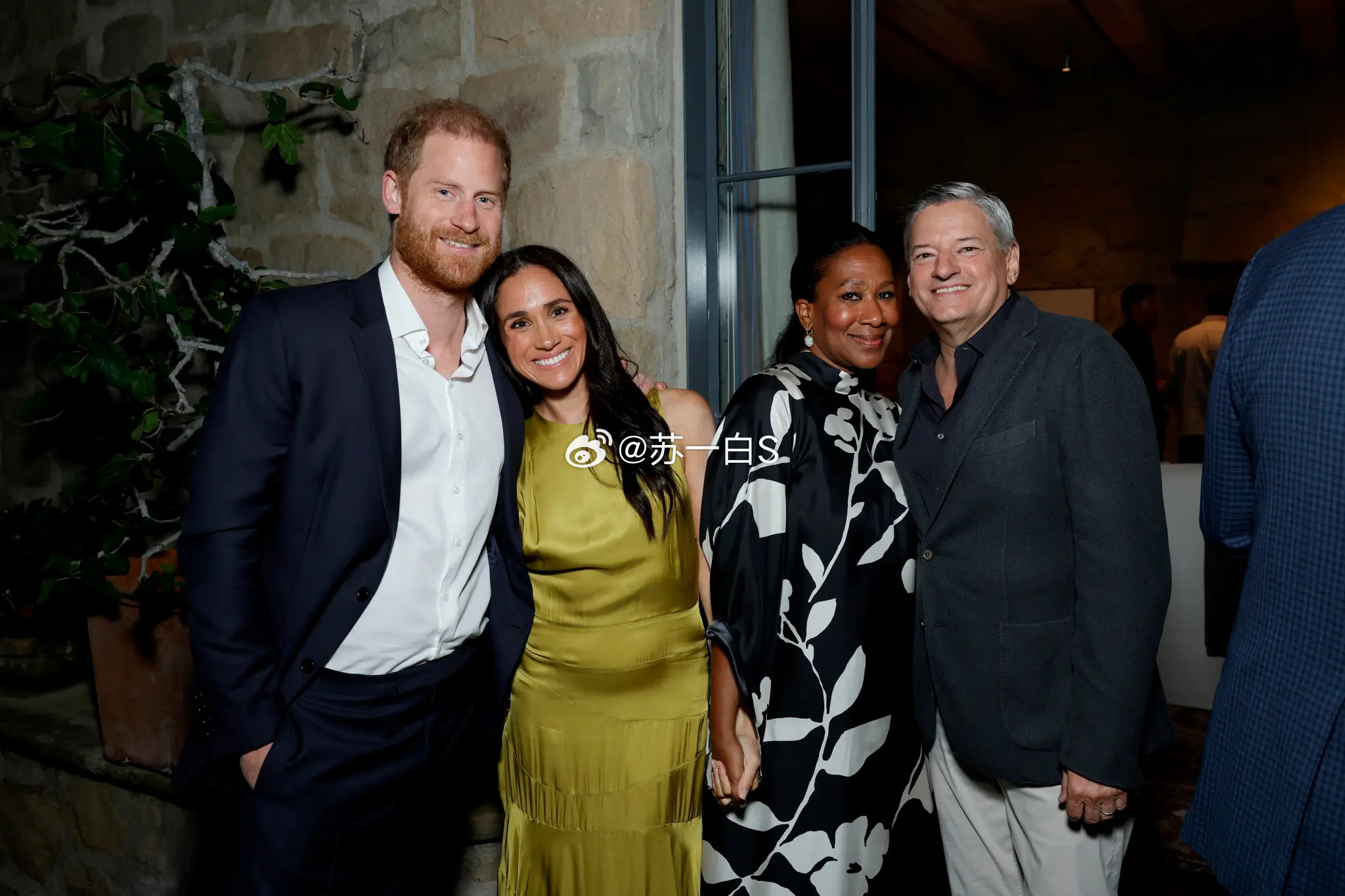 梅根和哈里参加NetflixCEOTedSarandos的私人派对👇（橄