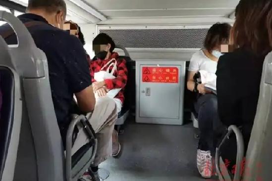 我乘公交车时，发现了一个现象，不管是北京，还是天津，公交车上两个人的座位，只要坐