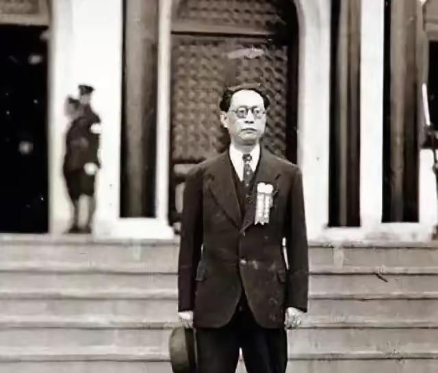 1945年，日本宣布无条件投降后，海军军火仓库主任冈田少将决定将10万支步枪、百