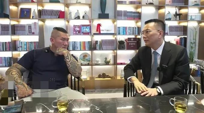 馆长今天在珠海横琴两岸青年文化交楼中心参观，陪同他一起参观的有一位重量级嘉宾，他
