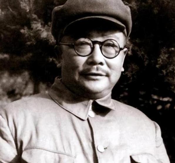 1937年，李克农外出散步，这时，一个老农朝他扔了一个纸团，李克农打开一看，脸色